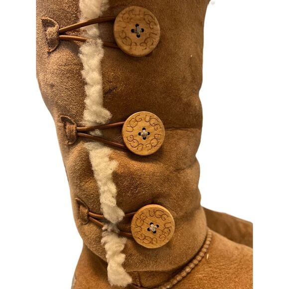 UGG Bailey Button Triplet II Boot Sheepskin Suede Chestnut Winter Warm Tall Sz 9 - Picture 6 of 8